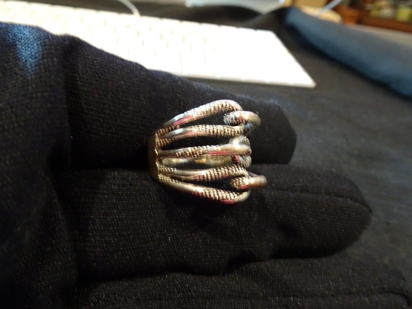 # 836-VINTAGE STERLING SILVER RING-925-SIZE8.5–DIFFERENT