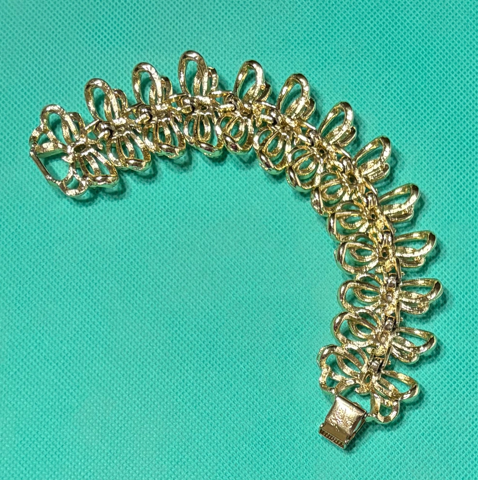 Coro Pegasus Bracelet Vtg Gold Tone Textured Bows Ribbons Design Approx 7 Inches