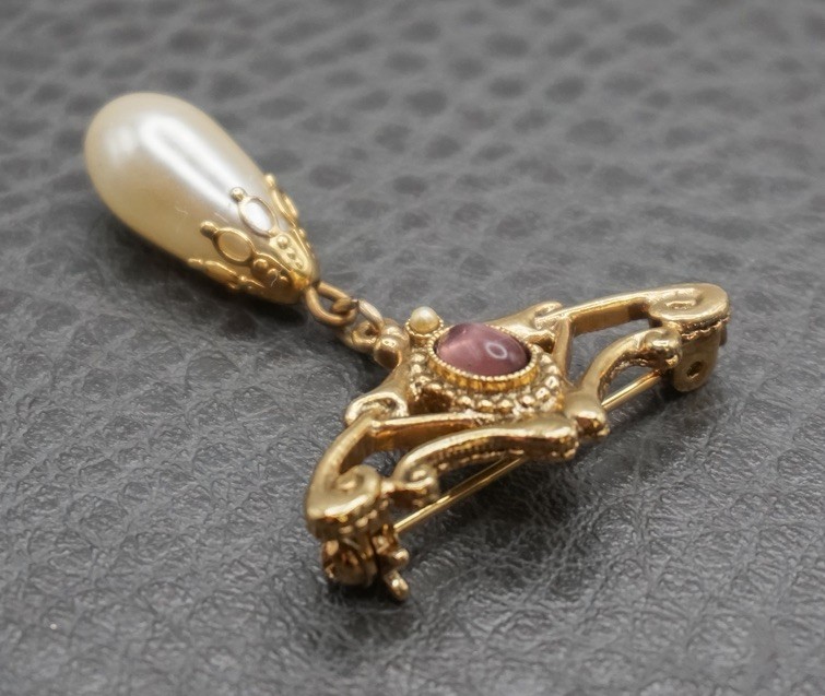 1928 Brand Vintage Pin Brooch Faux Pearl Dangle Purple Gripoix Style Cabochon