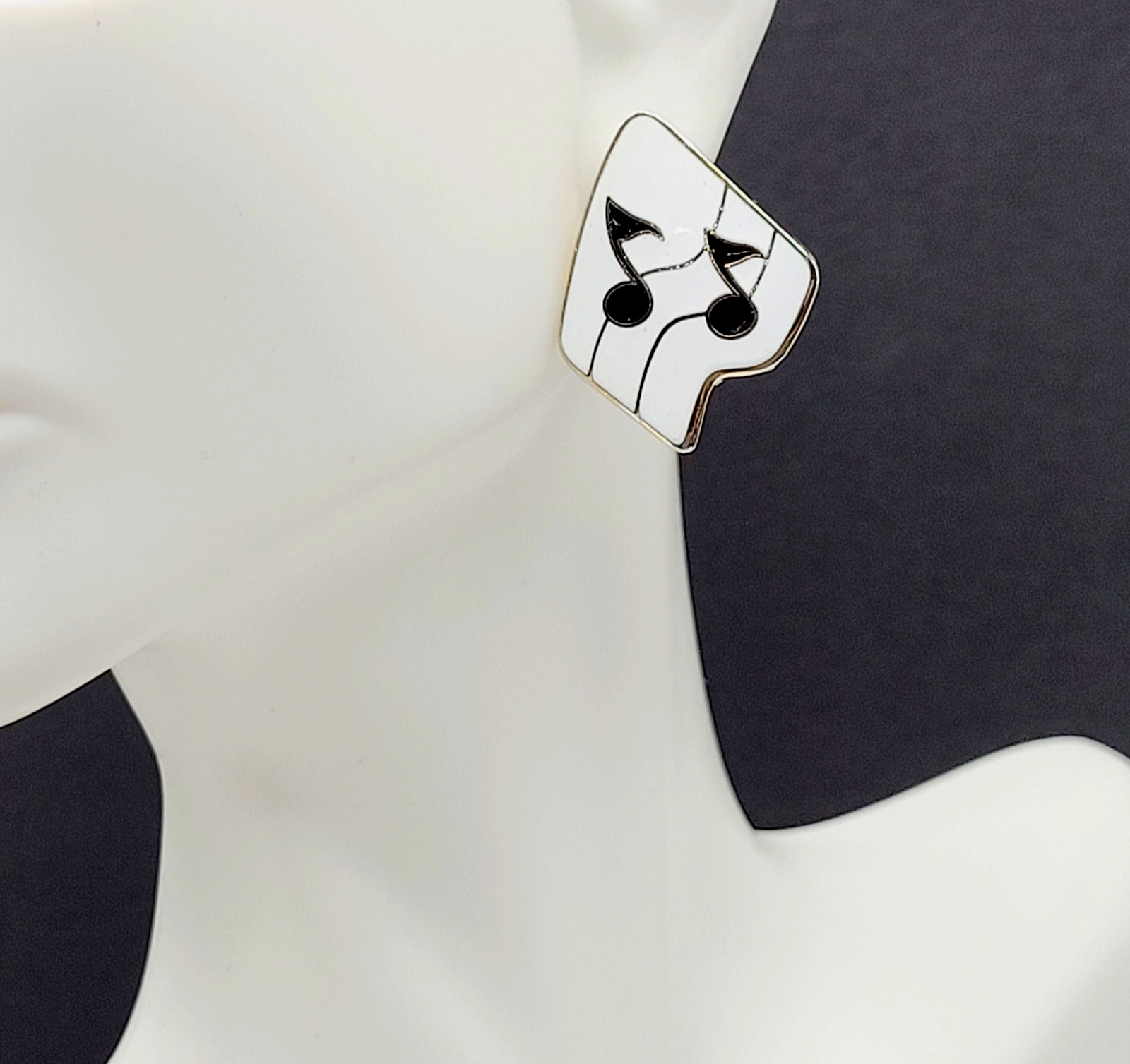 Musical Note White Black Enamel Gold Tone Pierced Stud Vtg Earrings Discovery