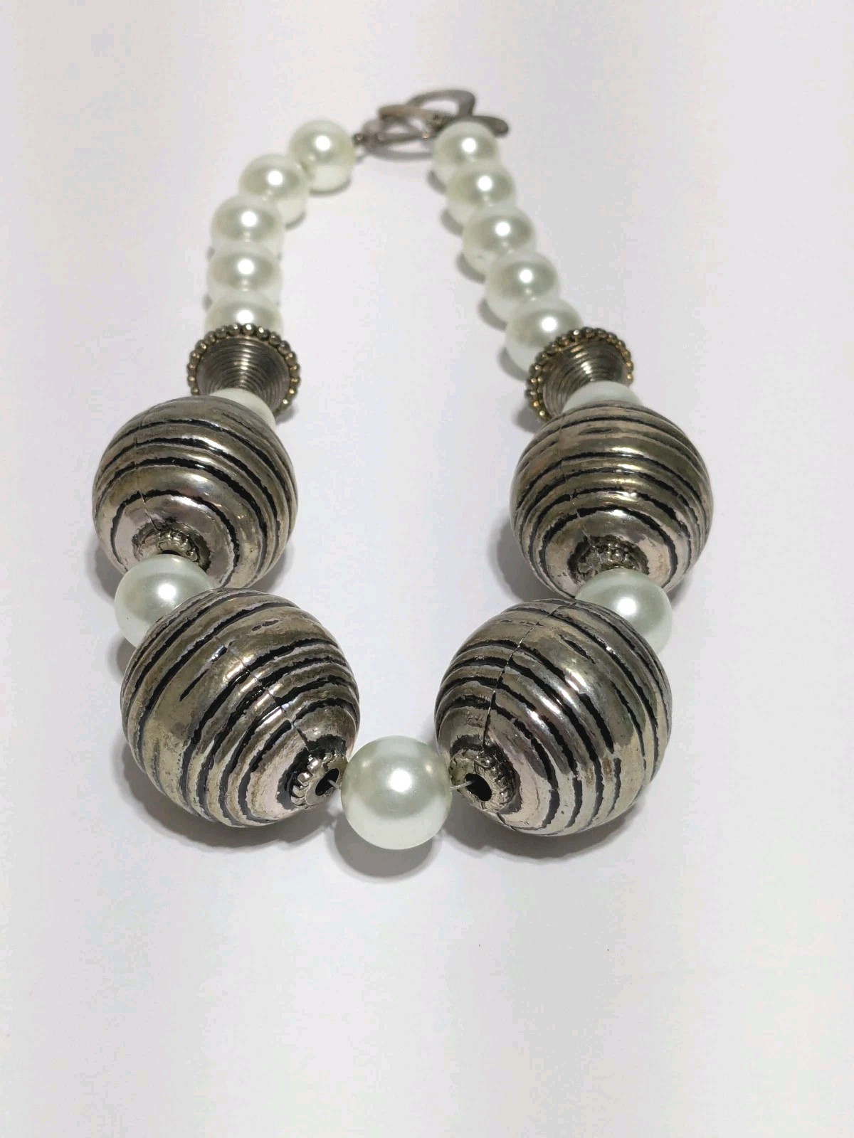 Vintage Chunky Silver Tone Etched Metal & White Glass Round Beaded Necklace 18″