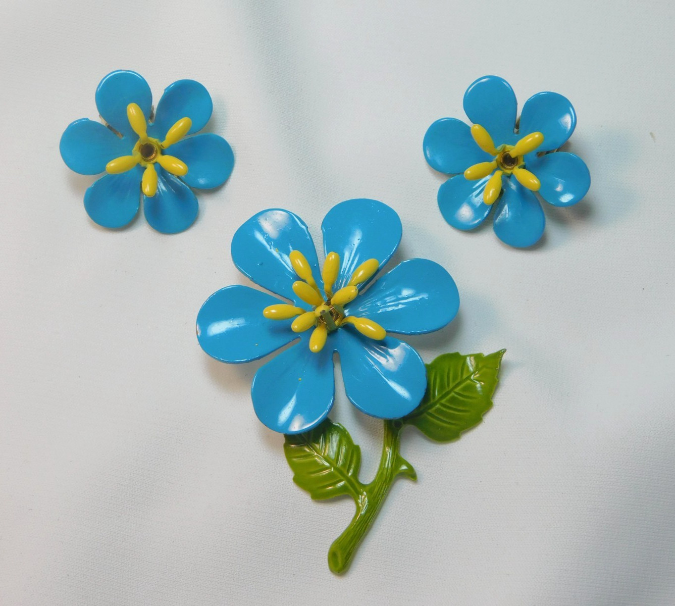 VINTAGE MOD RETRO BLUE ENAMEL METAL FLOWER DAISY BROOCH & EARRING SET✨