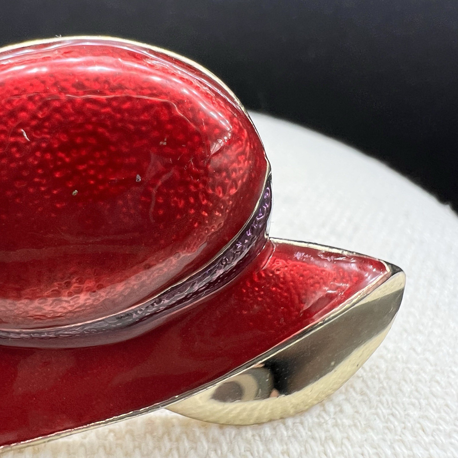 Vintage Red Hat Brooch Enamel Holly Rhinestone Gold Tone Festive Pin Y2K 1990’s
