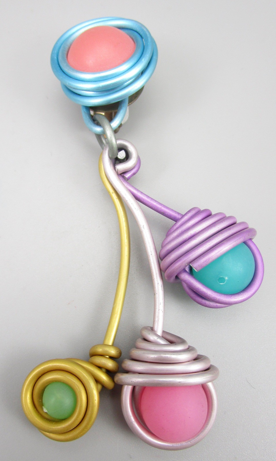 COLORFUL VINTAGE JILL FAGIN ANODIZED ALUMINUM RESIN BEAD 4″ EARRINGS