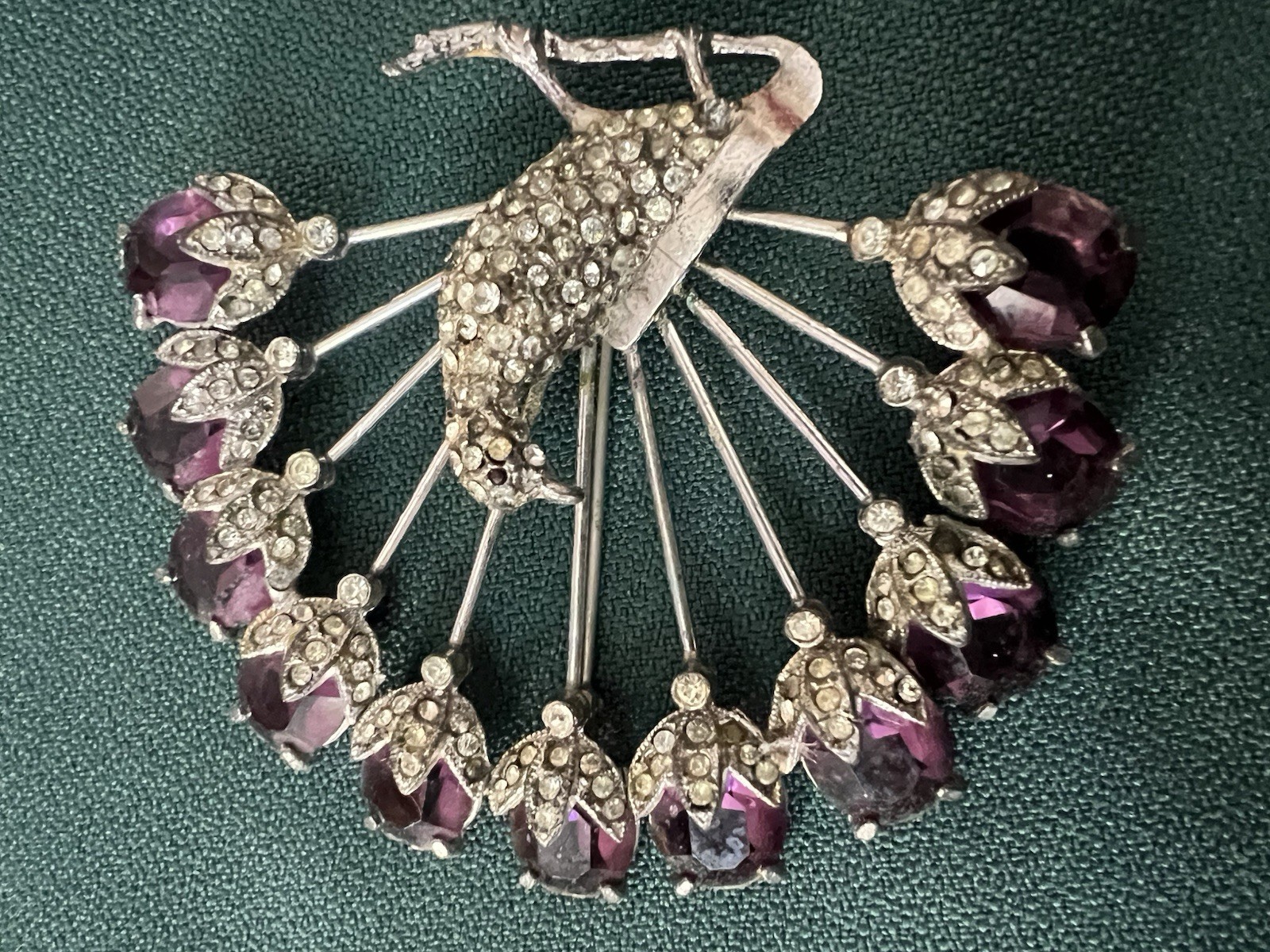 STUNNING VINTAGE 30s-40s HUGE PEACOCK BROOCH PURPLE TAIL FEATHER STONES