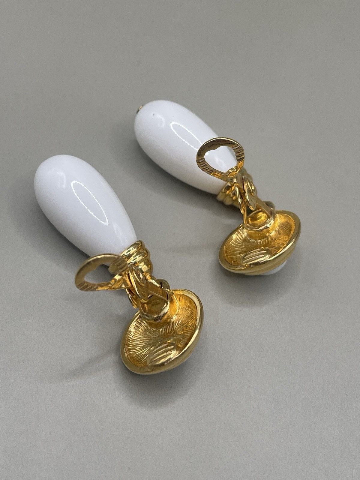 VTG Signed Monet GoldTone White Acrylic Retro Drop Dangle 2” Clip On Earrings