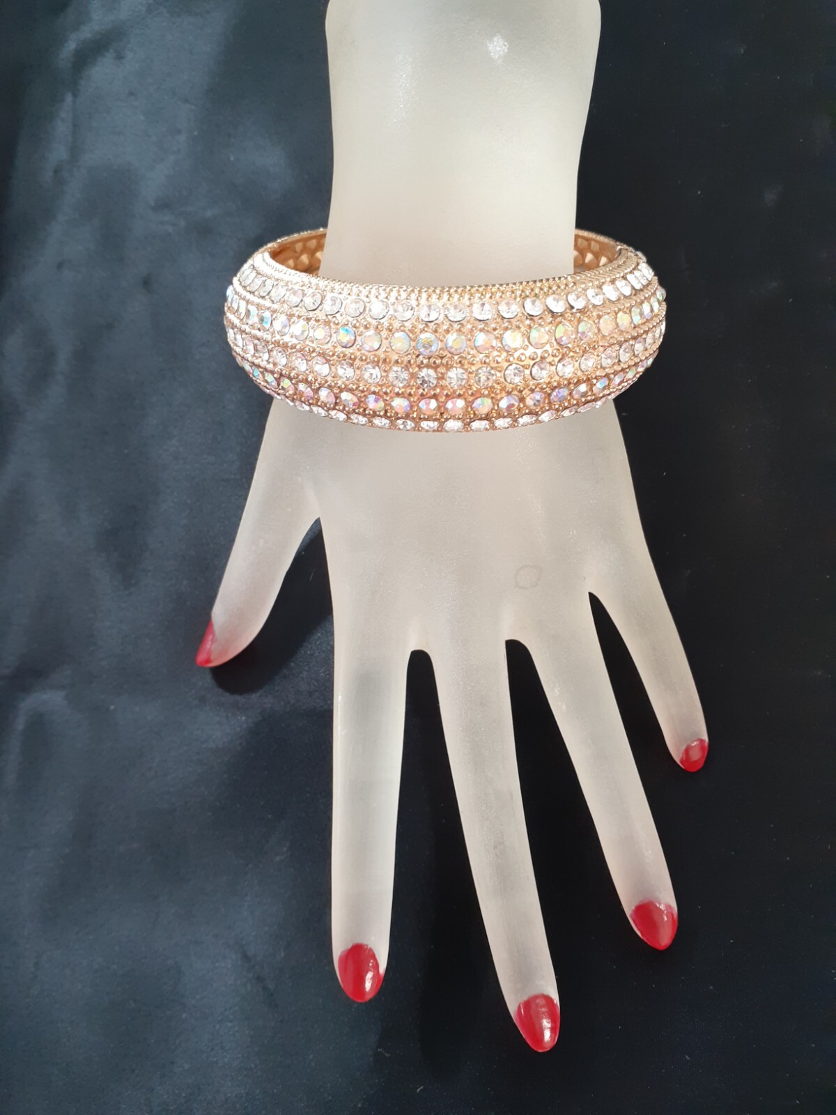 Unbranded women fashion jewelry crystal bracelet 1 inch wide NWOT. Stunning.