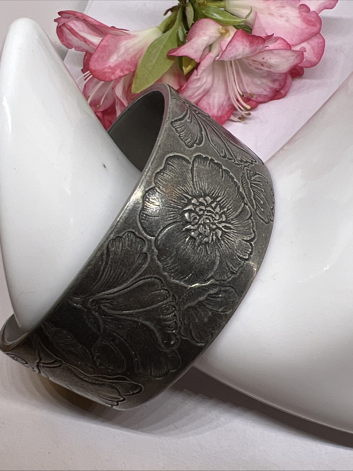VTG SALISBURY PEWTER AUGUST POPPY FLOWER 1” WIDE CUFF BRACELET