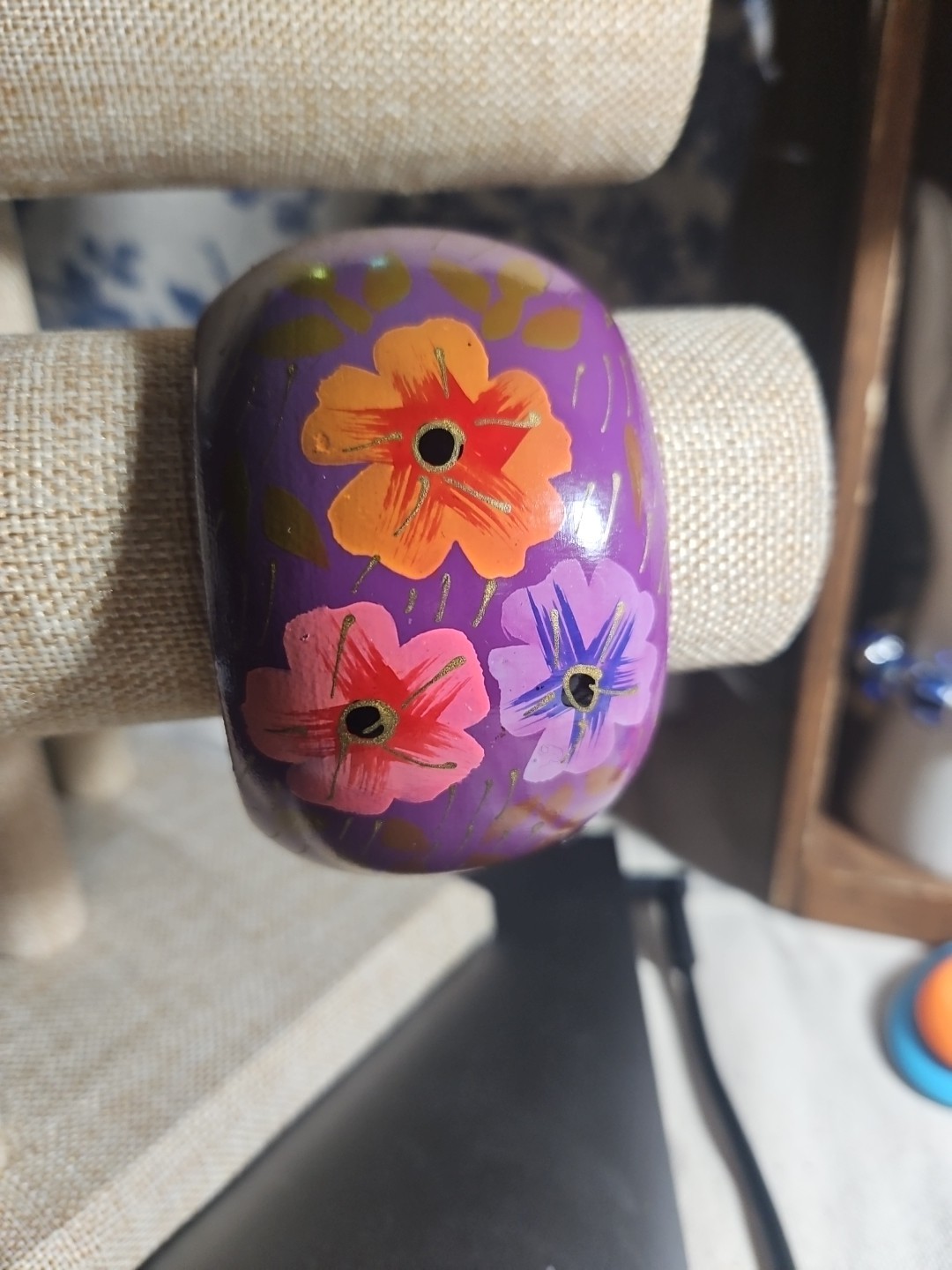 VINTAGE PAINTED PURPLE GREEN WHITE FLOWER WIDE CHUNKY BANGLE BRACELET