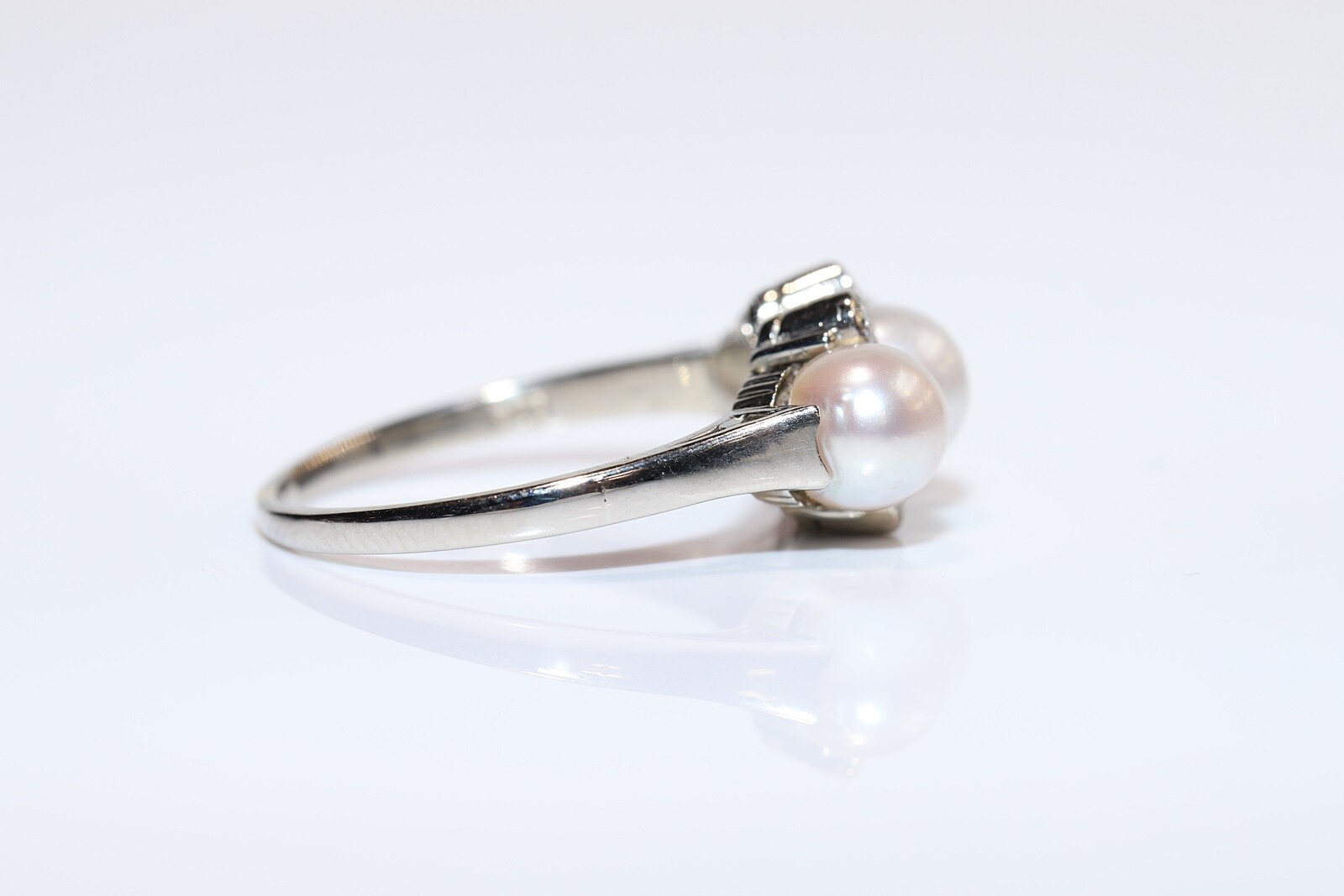 Vintage Circa 1970s handcrafted 14k Gold Natural Diamond And Pearl Ring