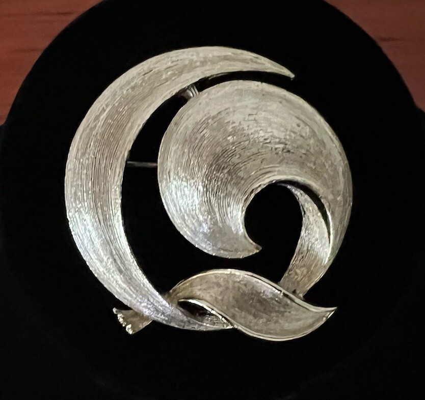 Vintage Lisner Brooch Gold Tone Geometric Swirl Ribbon Mid-Century Modern Signed