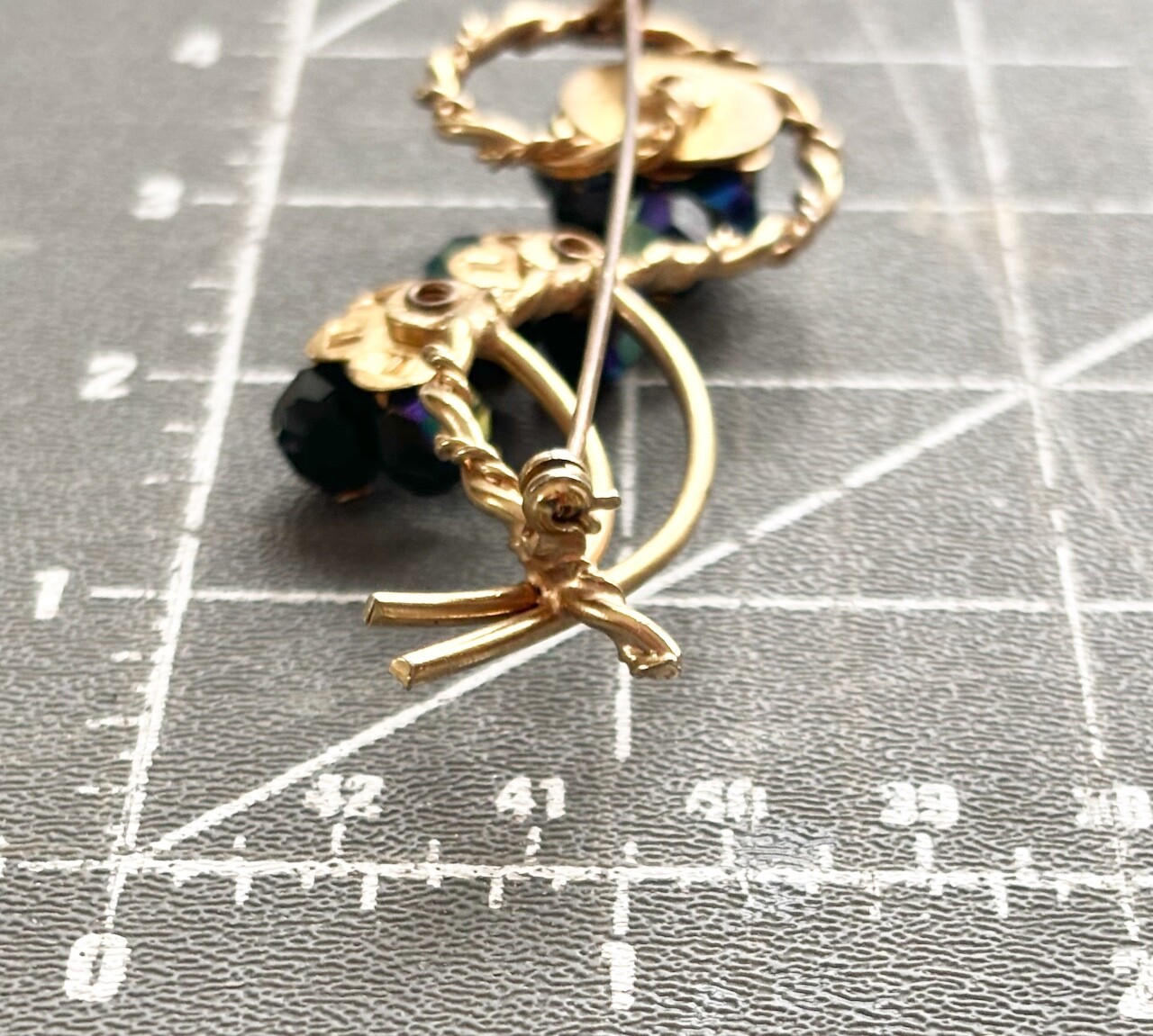 ELEGANT 1950s VINTAGE BLACK FACETED BEAD CLUSTER FASHION BROOCH, 3″ FLOWER PIN