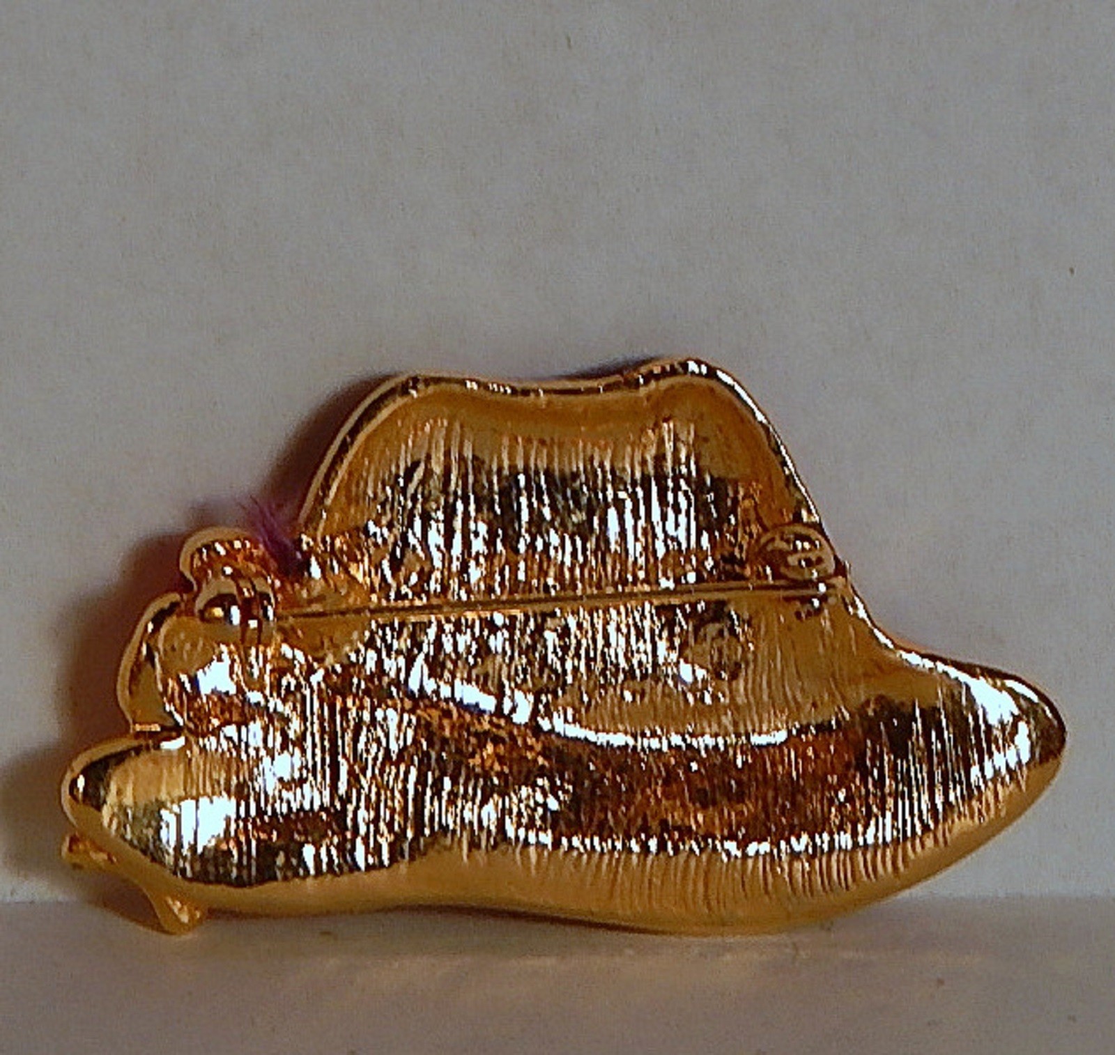 ENAMEL RED HAT FLOWER BROOCH RED BOW GOLDTONE/PLATE GLITTERY 5 DAY AUCTION