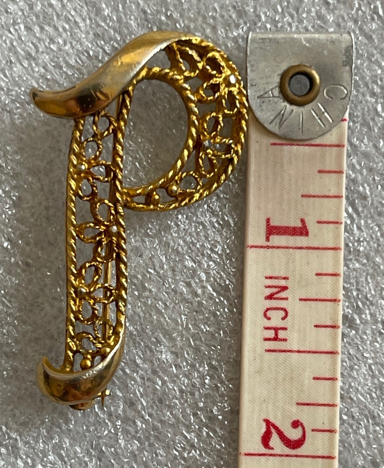 VINTAGE MANSELLE INITIAL LETTER “P” GOLD TONE PIN BROOCH