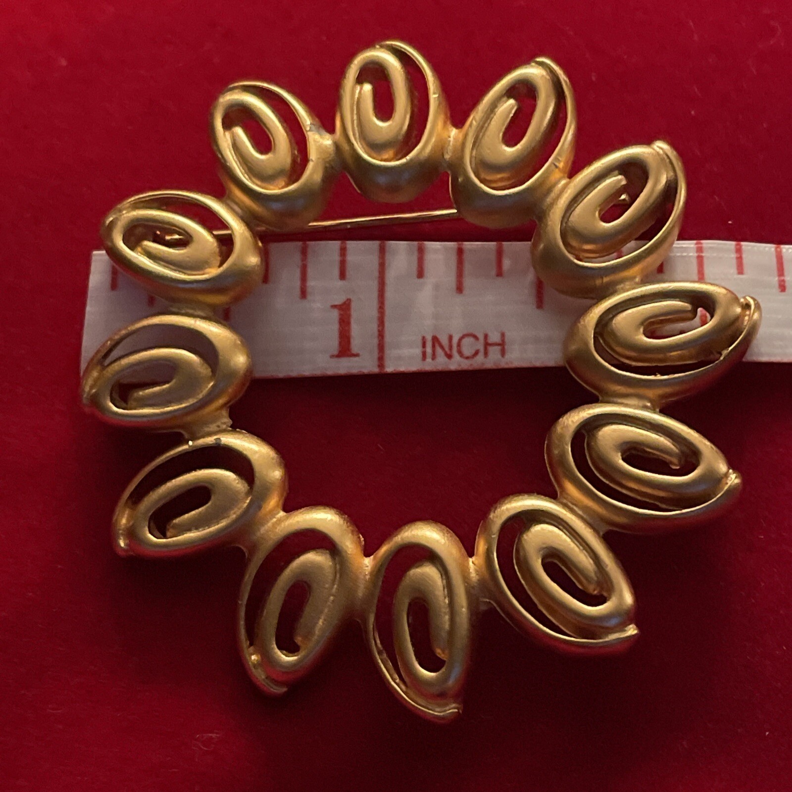 AC Anne Klein Brushed GoldTone Round Vintage Classic Wreath Brooch Signed I05