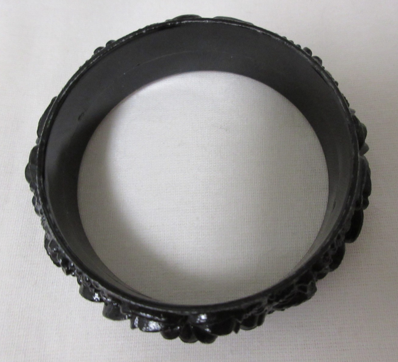 Vintage Molded Black Lucite Floral Bangle Bracelet 7 1/2″