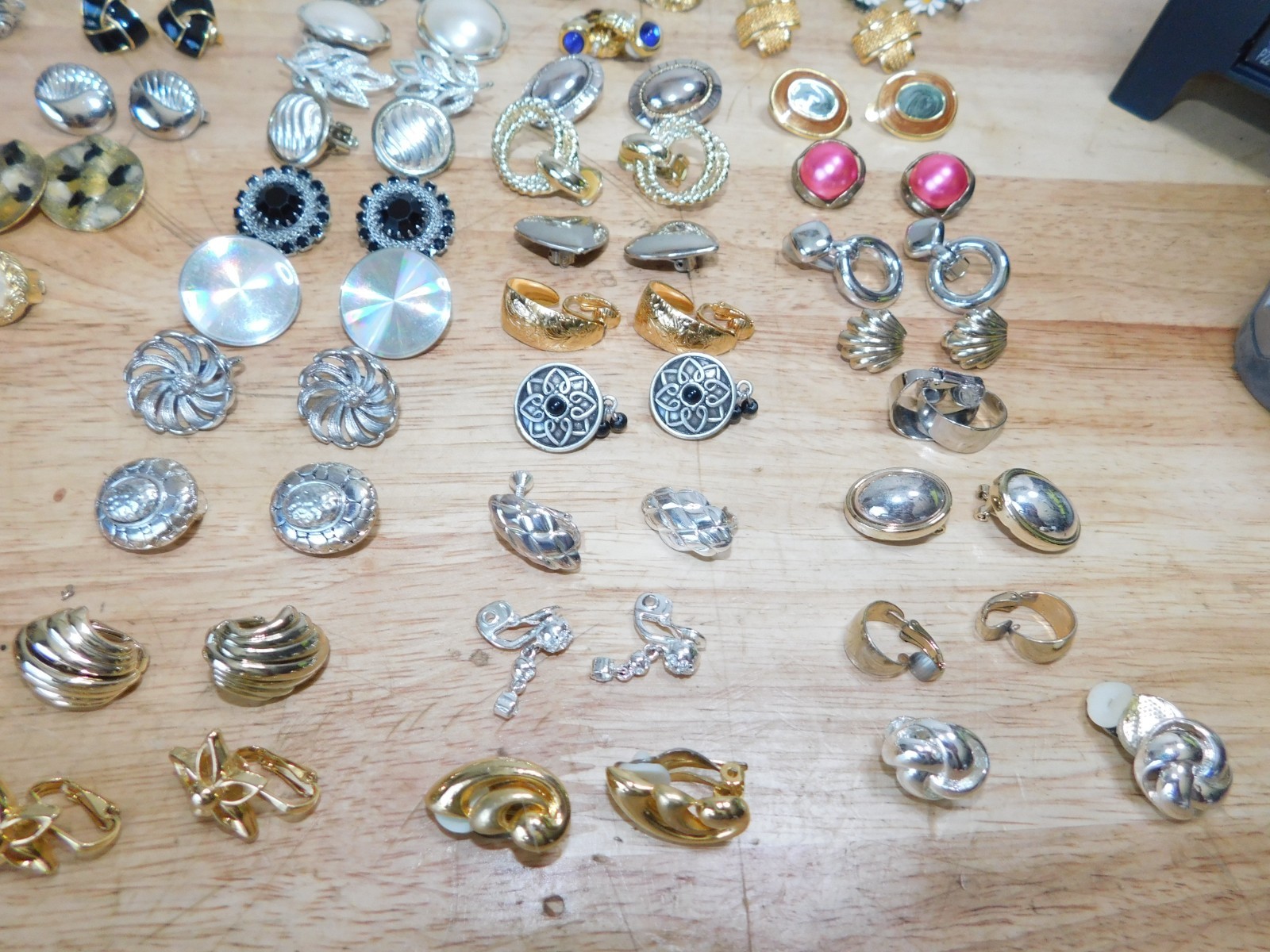 99 Pair Chunky Statement Clip Earrings 80’s Costume Gold Toned Enamel, 3/106