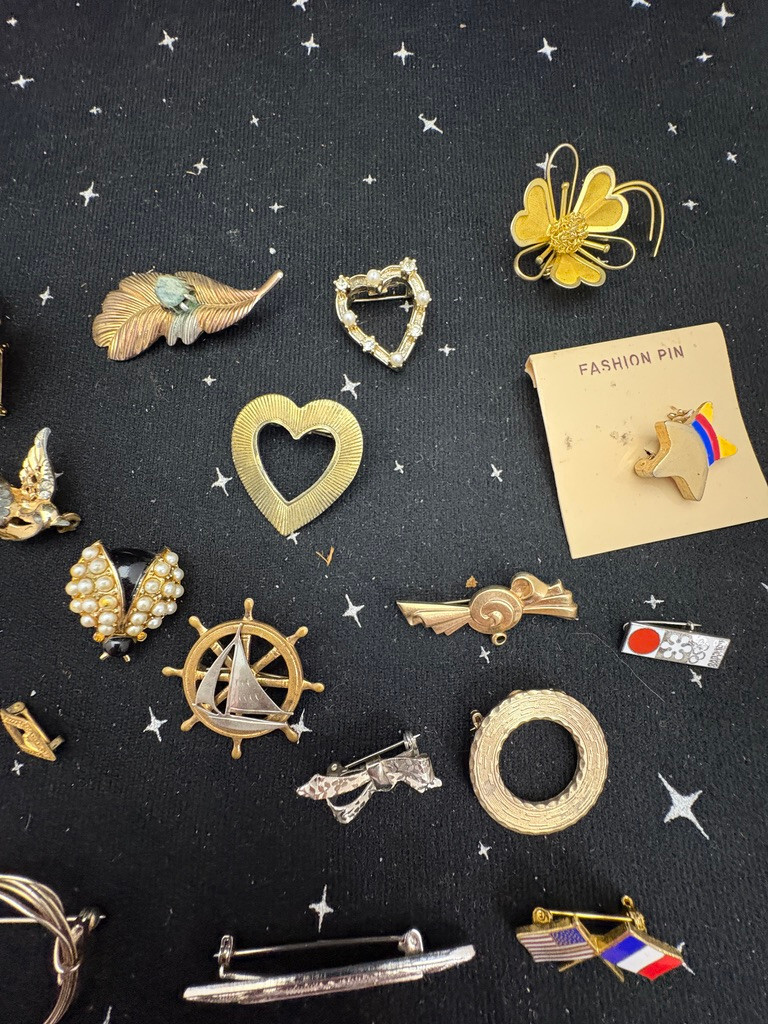 VTG Metal Pins Lot Of 18 Hearts,Stars,Flowers Mostly Gold Color
