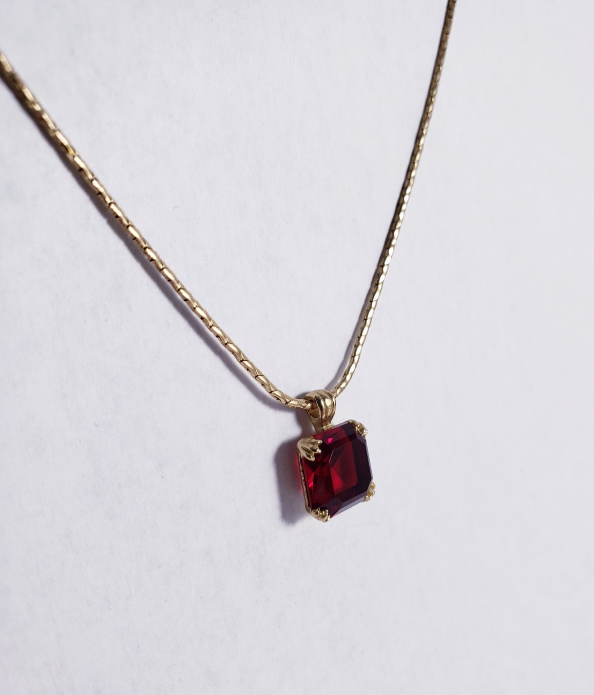Vintage Avon Gold Tone Ruby Red Square Faceted Glass Stone Pendant Necklace