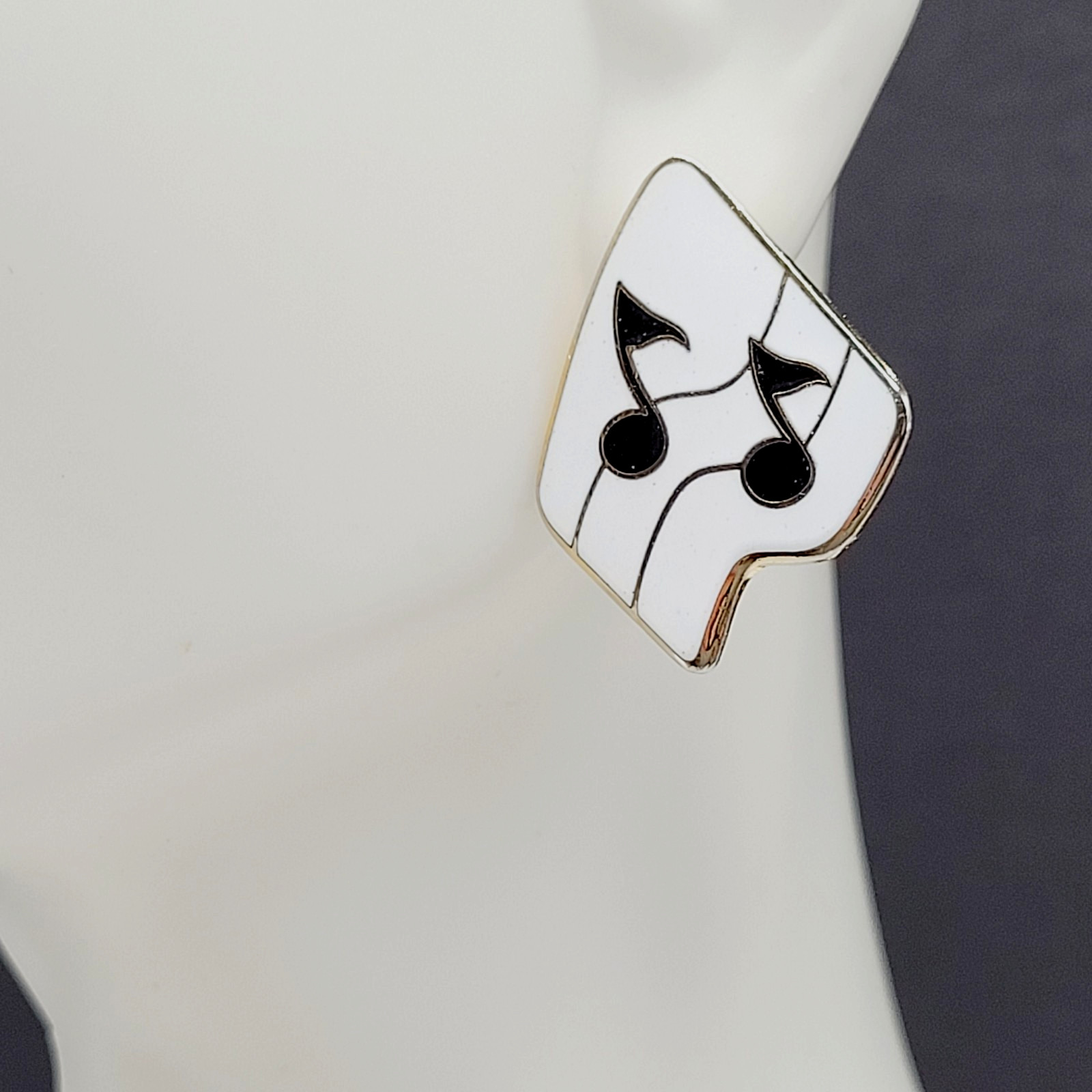 Musical Note White Black Enamel Gold Tone Pierced Stud Vtg Earrings Discovery