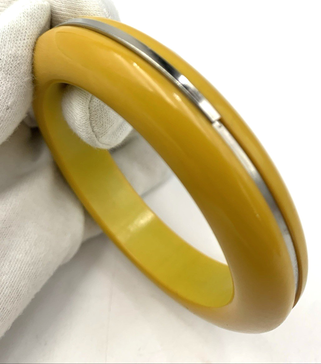 VTG 15.6 mm Wide BAKELITE 8″ Round Bangle Bracelet Mustard Yellow Metal Accent