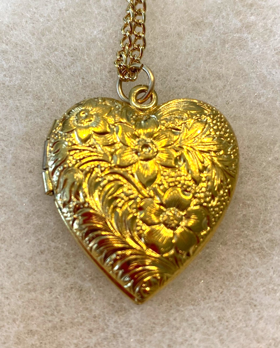 Goldtone Floral Costume Heart Locket on 18 Inch Chain