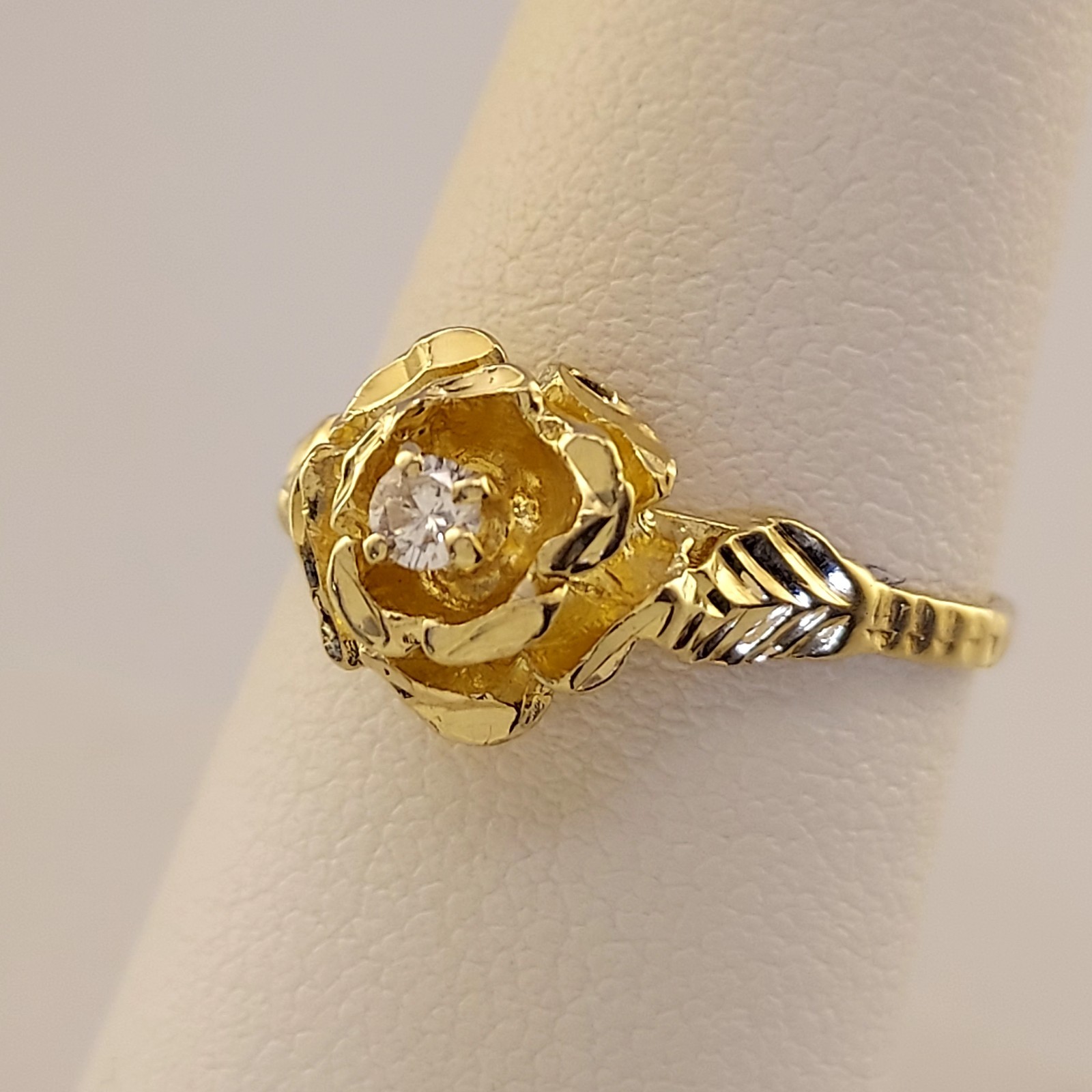 Vintage 14k Diamond Flower Ring. Size 7. Diamond 5 Points. Diamond Cut Detail.