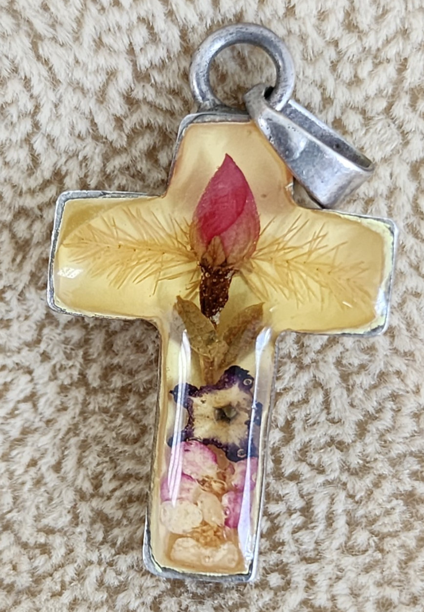 Vintage Flowers Cross Pendant in Resin 925 Sterling Silver