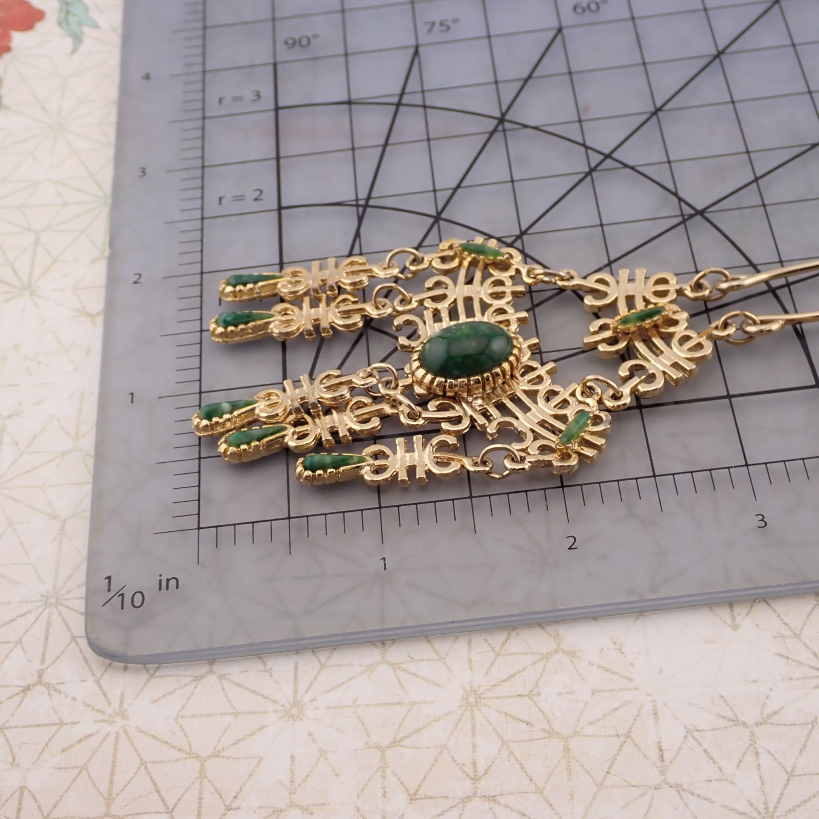 Vintage Green Simulated Jade Asian Themed Dangle 22″ Gold Tone Necklace