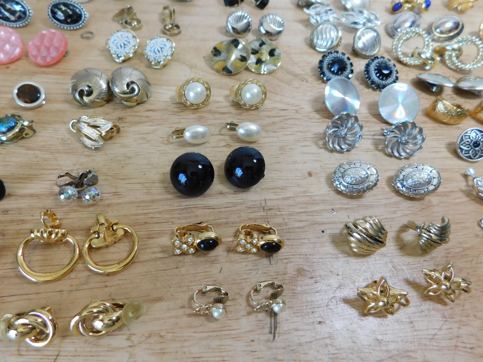 99 Pair Chunky Statement Clip Earrings 80’s Costume Gold Toned Enamel, 3/106