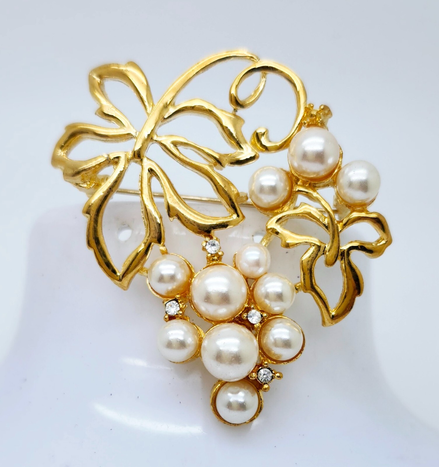 elegant Vintage style Gold Tone Bunch of grapes shape fashion jewelry Brooch/pin