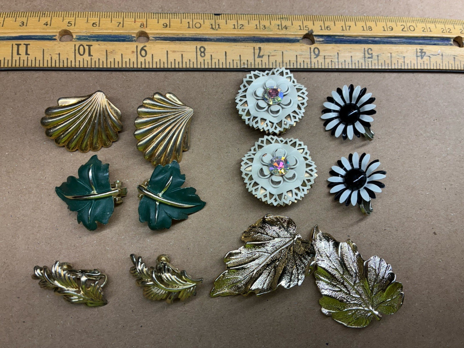 vintage flowers leaves 60’s – 80’s earrings lot brooch