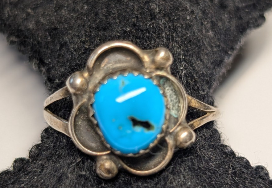 VINTAGE STERLING SILVER SOUTHWESTERN TURQUOISE RING ABOUT SIZE 8 1/2