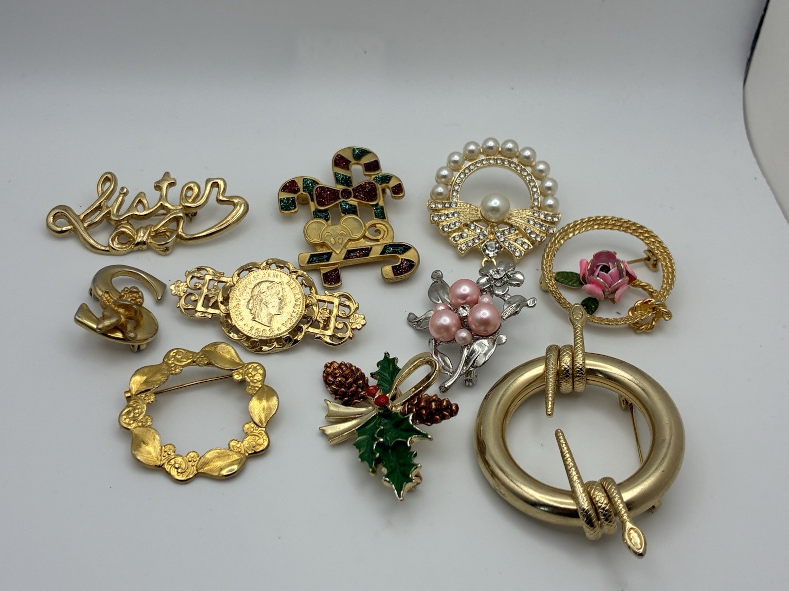 41 Piece Brooch Pin Lot Vintage Gold Signed/Unsigned 2 Missing Stones – Reseller