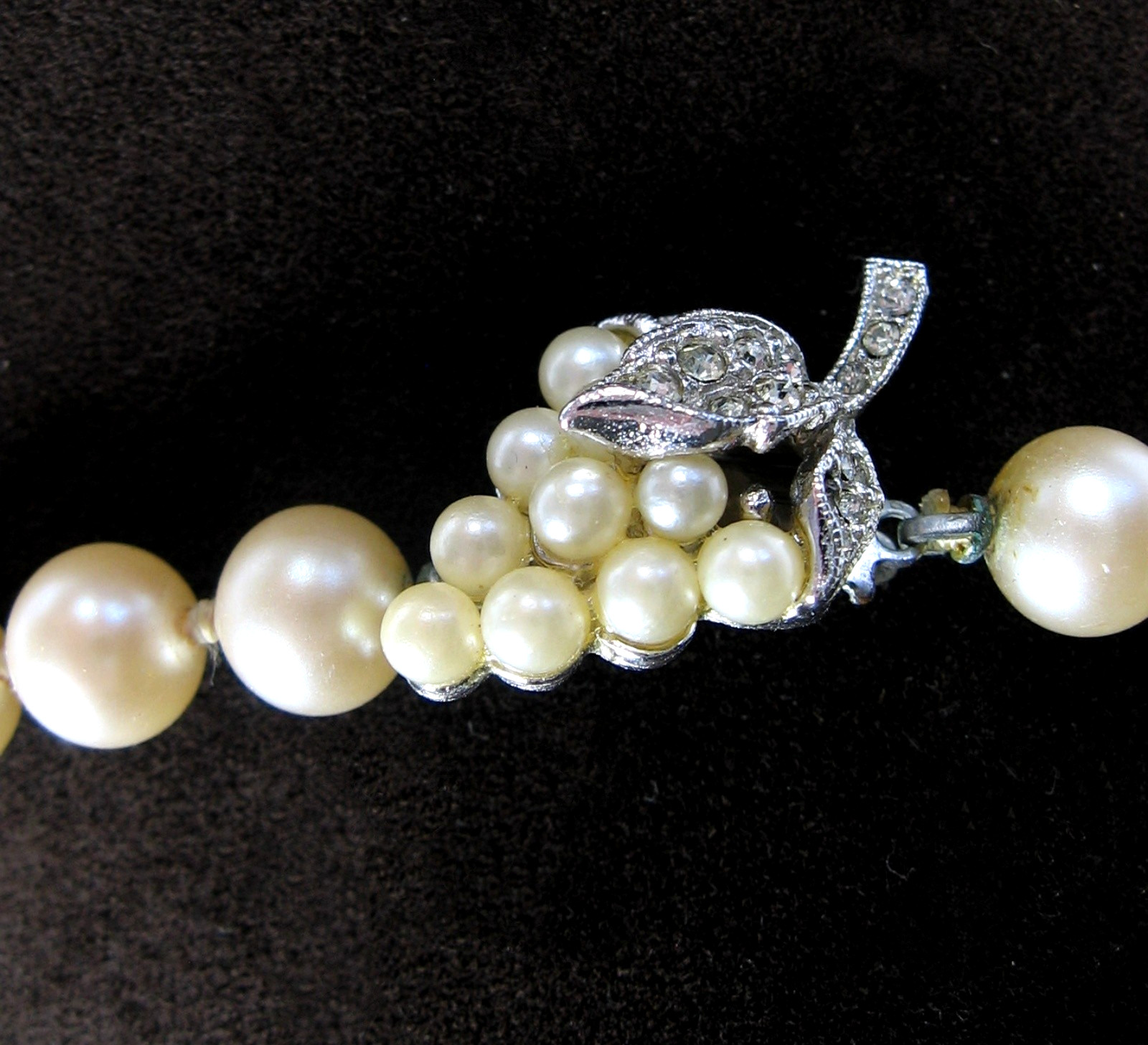 BUNCH OF GRAPES Clasp Vintage GLASS FAUX PEARL BEAD Necklace Beaded Choker 15″