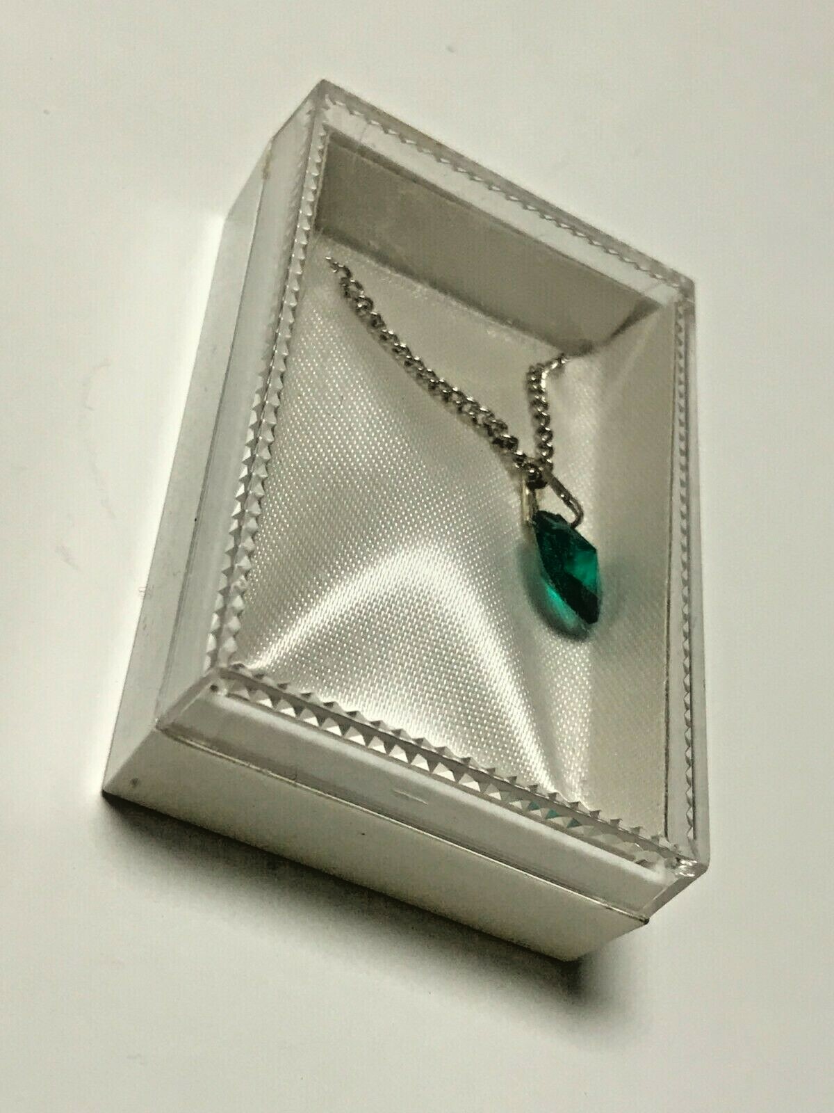 VTG NECKLACE~SIMULATED EMERALD HEART MAY BIRTHSTONE~15.5″~SILVER TONE W GIFT BOX