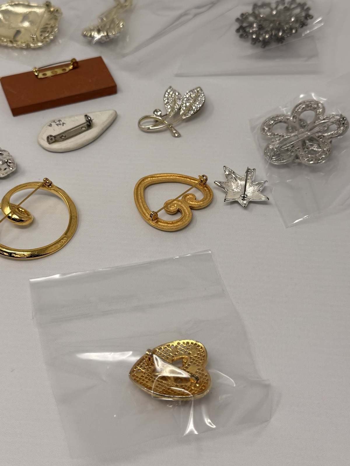 Lot Of 14 Brooches Flower Hearts Wood Rhinestone Brooch Pin Set