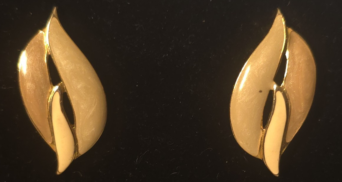 Vintage Trifari three tone tear drop enamel tan white brown gold tone earring 1″