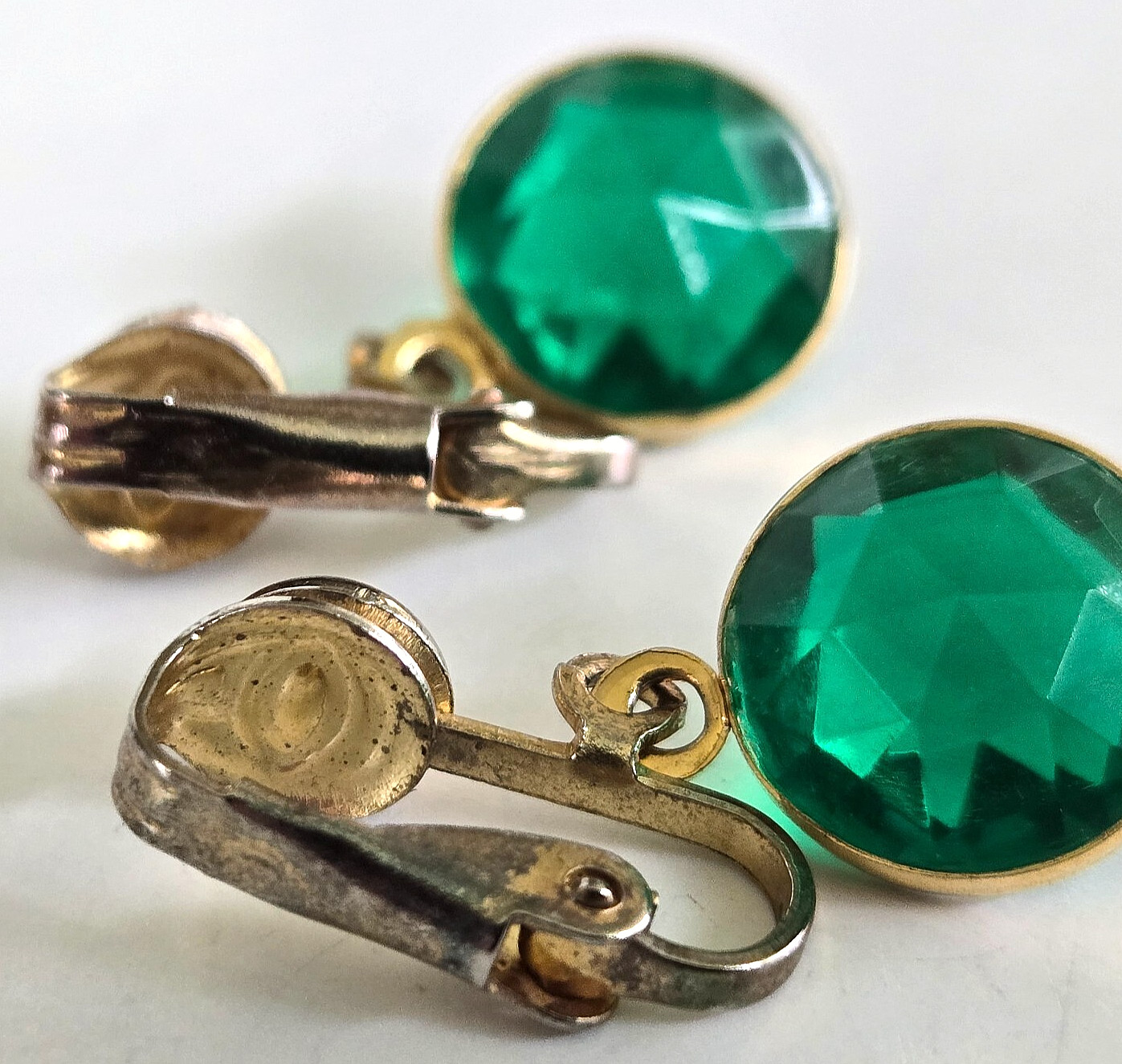 Vintage Green Acrylic Crystal Open Bezel Dangle Gold Tone Clip Earrings 1″