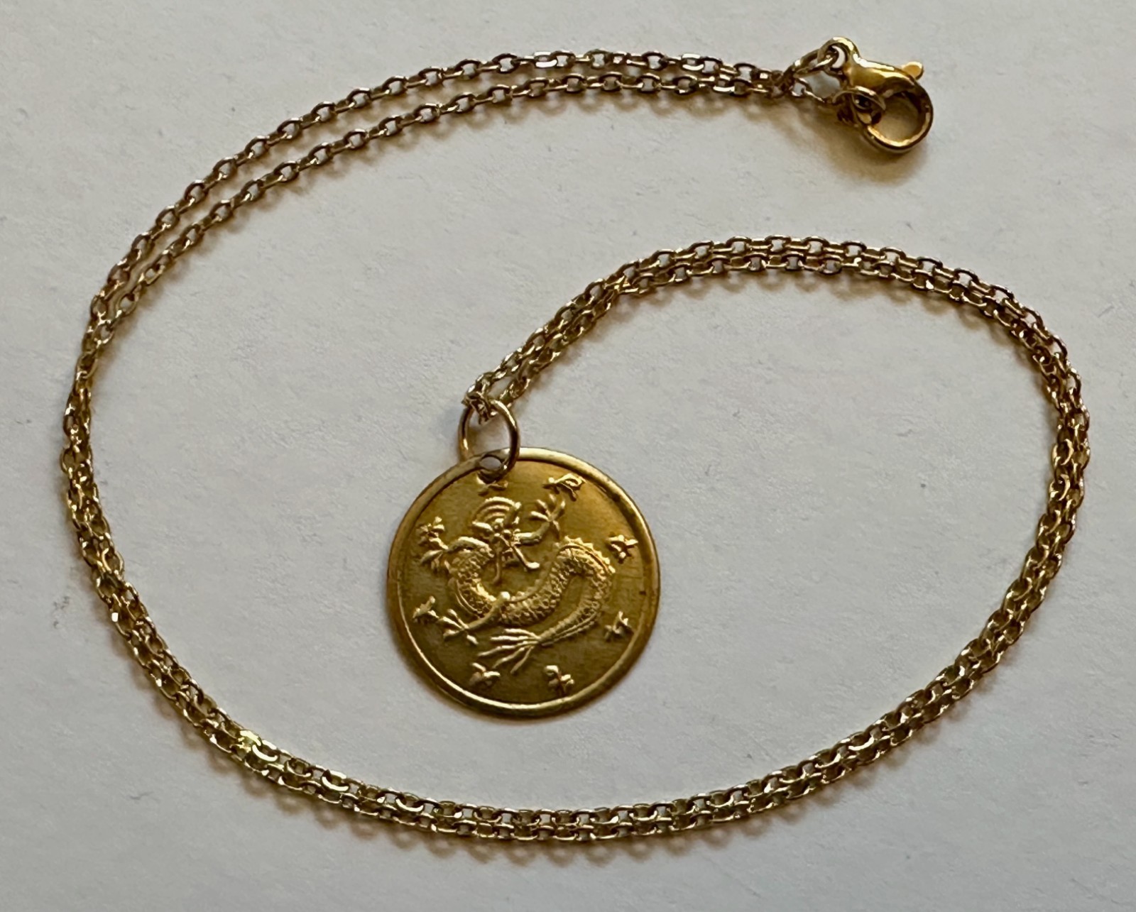 Dragon Vintage Dragon gold tone round charm pendant 3/4 of 1″ necklace 18″ vtg