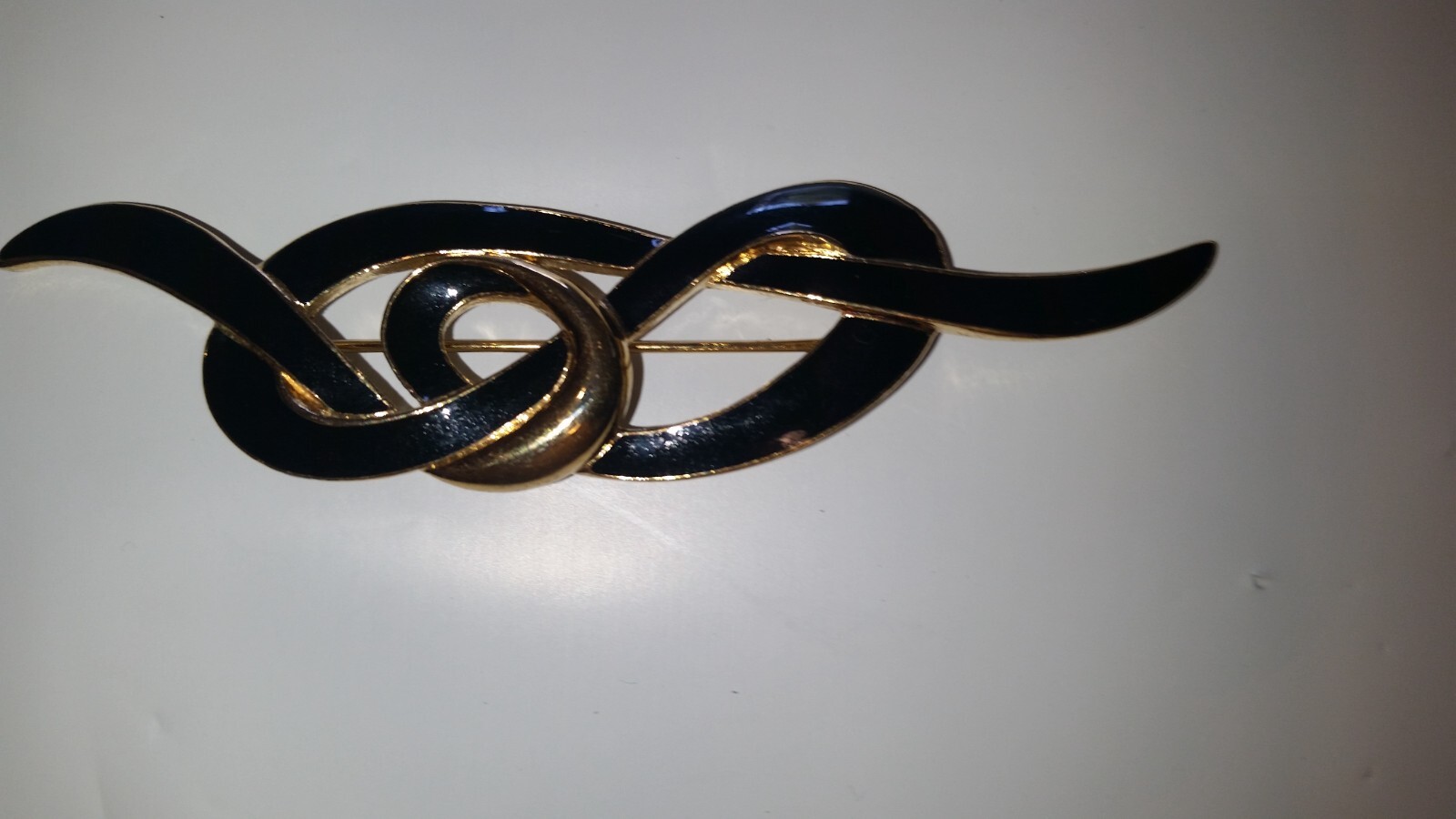 Vintage TRIFARI Brooche Pin Swirl Ribbon costume jewelry