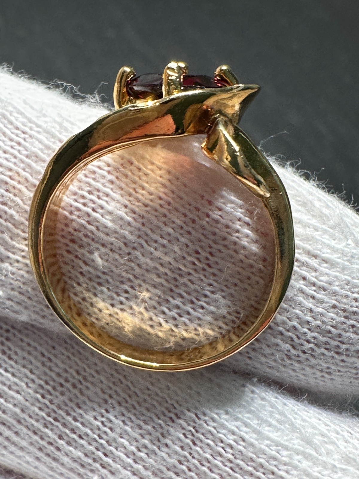 GOLD TONE & OVAL RED ACCENT SCROLL RING SIZE 7.5 H620