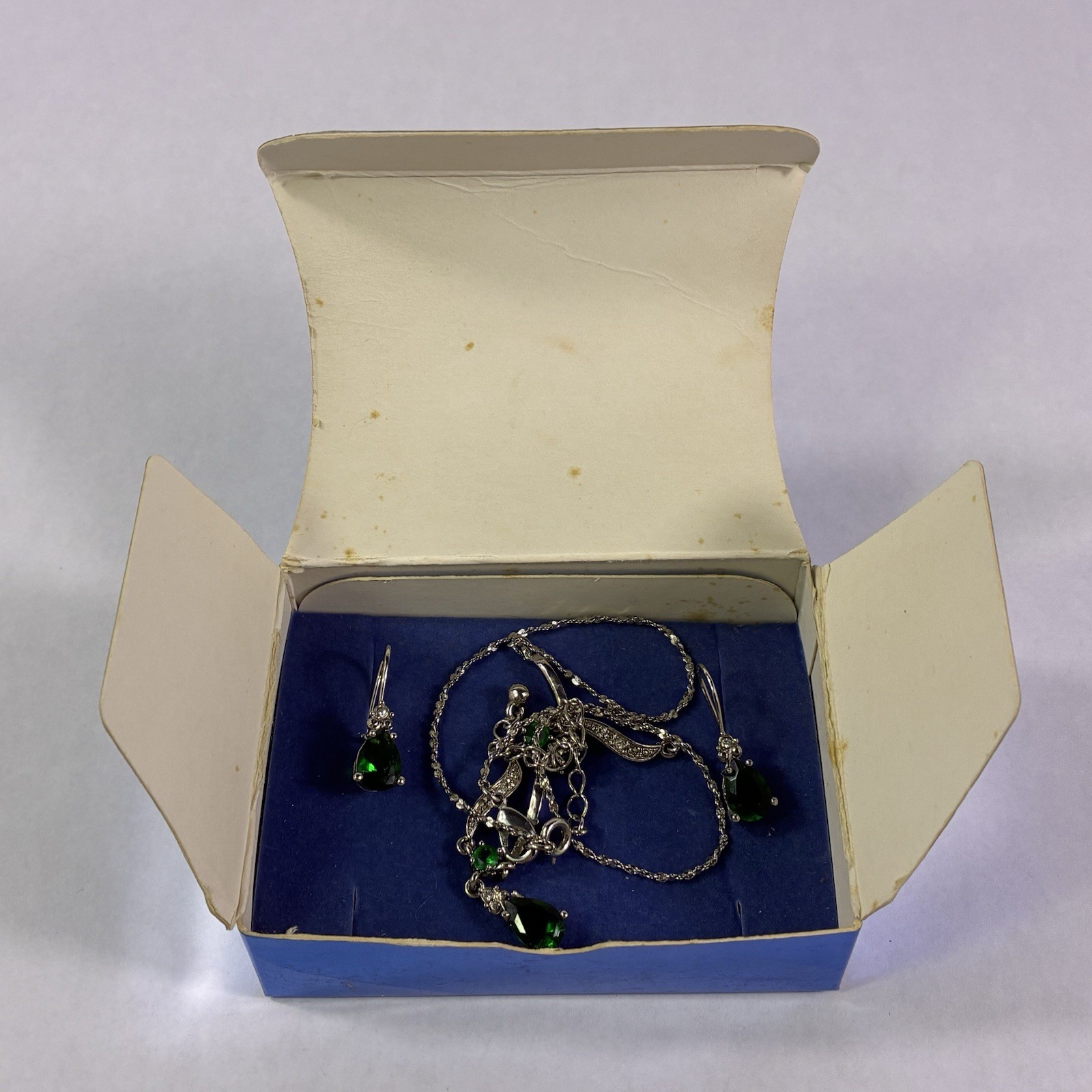 Avon 2006 May Birthstone Gift Set Faux Emerald Stone Necklace & Earrings