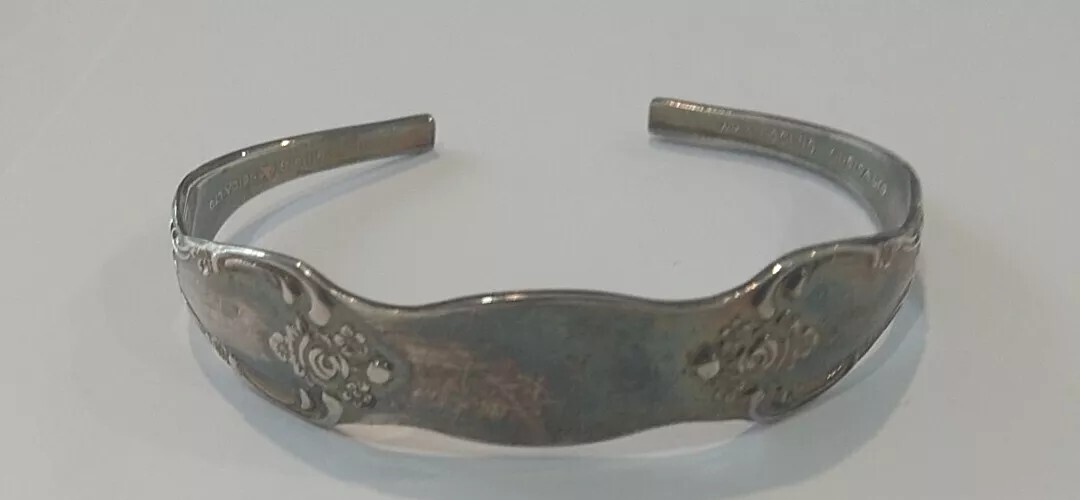 VINTAGE WM.A. ROGERS ONEIDA LTD SILVERPLATED FLORAL SPOON CUFF BRACELET 5″