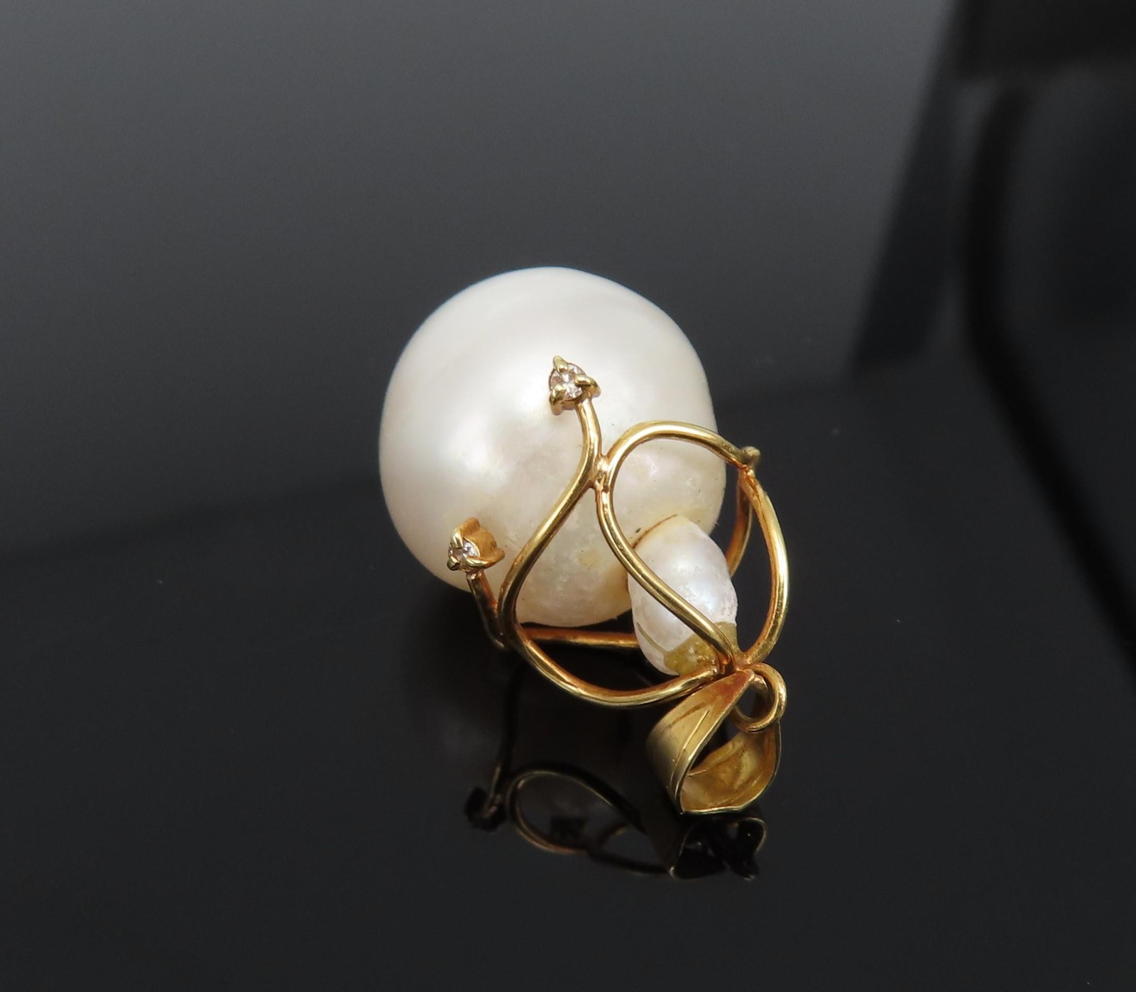 Vintage 14.3mm Tear Drop Pearl 0.02ct Diamond 18K Gold Handmade Pendant 5.3g