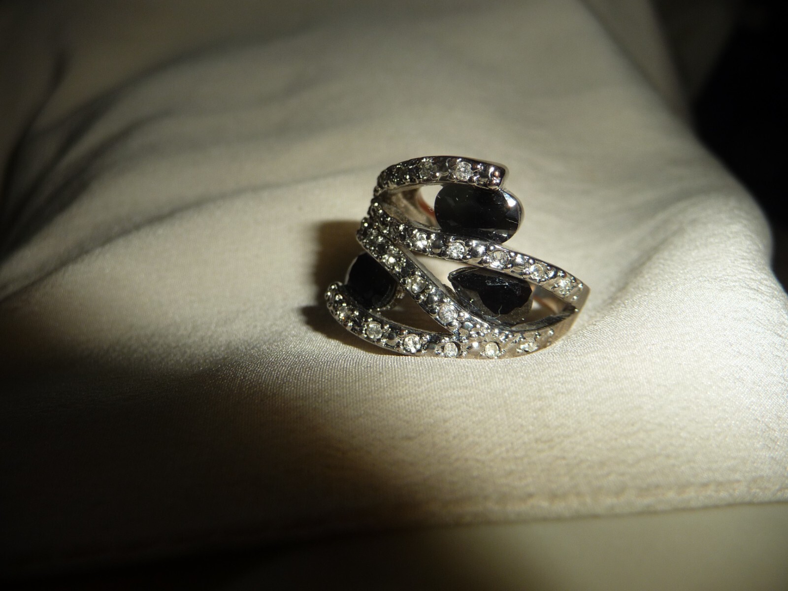 FAUX DIAMONDS & BLACK STONES SILVER TONE Sz 7 3/4″ W #19/11AG