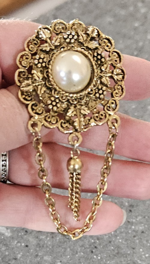 Vtg 4.25″ Gold Tone Brooch Pin Pendant With Chain Rope and Tassel Faux Pearl