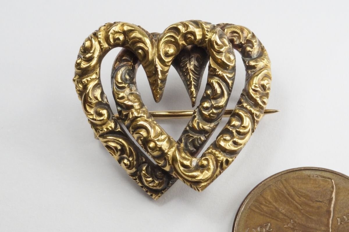 PRETTY ANTIQUE VICTORIAN ENGLISH 15K GOLD JOINED LOVERS HEARTS BROOCH c1850
