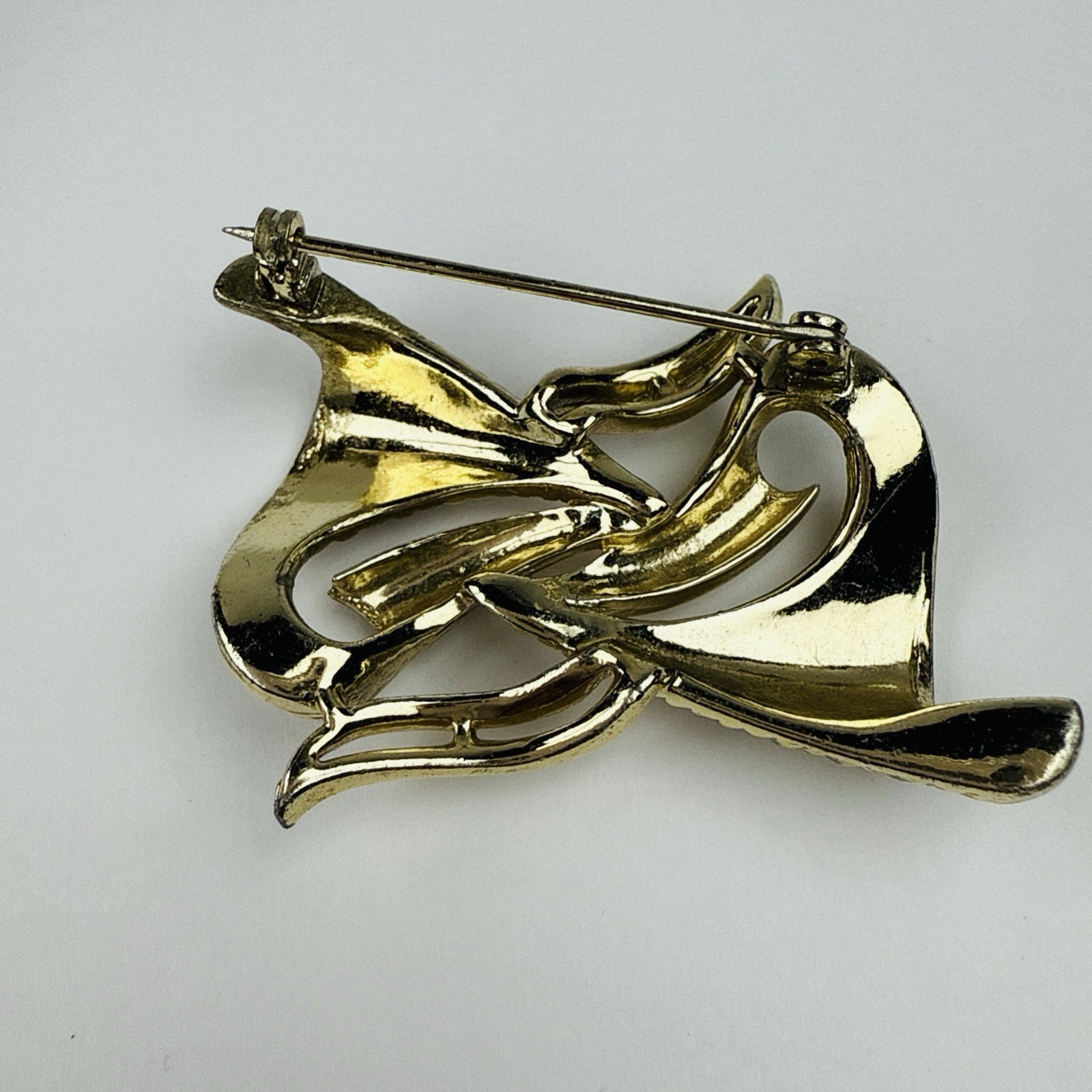 Vintage Gold Tone Brooch Textured Flowy Ribbons Unbranded 2”