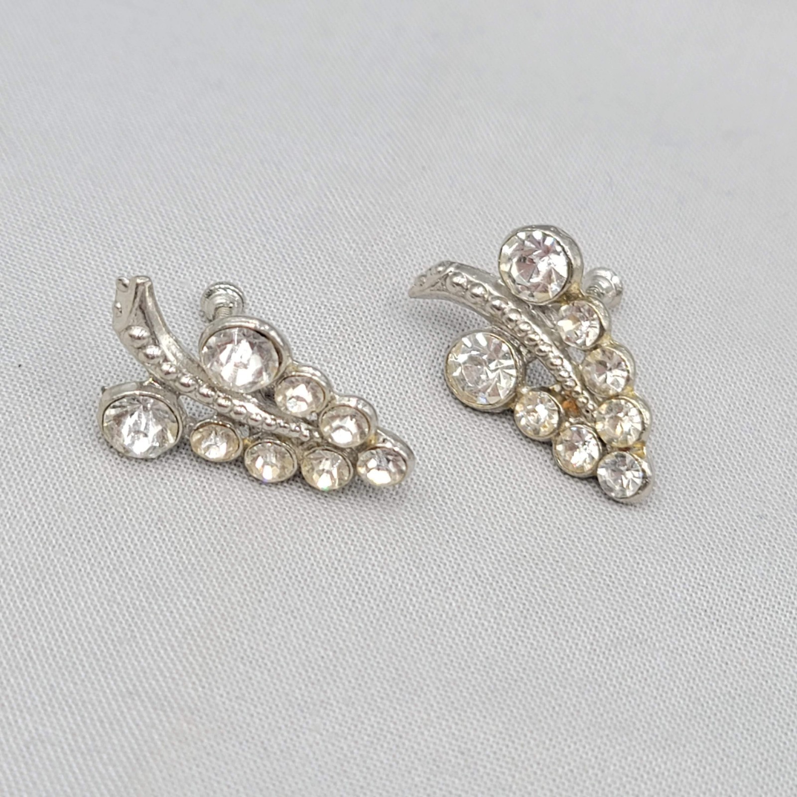 Vtg Bunch of Grapes Rhinestone Clip on Earrings Silver tone Screw Back 1 1/8″